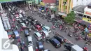 Sejumlah kendaraan terjebak kemacetan panjang di Tanah Abang Jakarta, Sabtu (25/6). Kemacetan tersebut terjadi akibat banyaknya masyarakat yang ingin berbelanja di pasar Tanah Abang untuk memenuhi kebutuhan Idul Fitri. (Liputan6.com/Angga Yuniar)