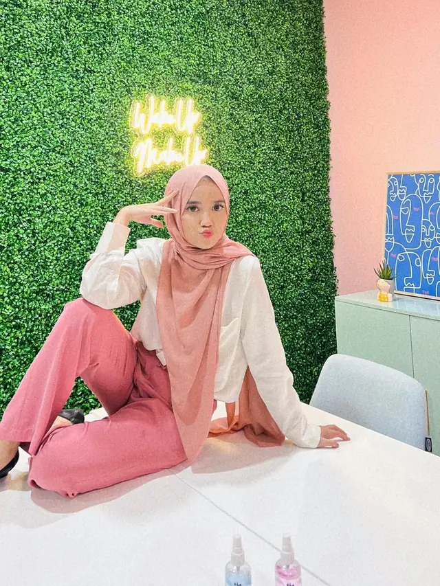 6 Ide Mix and Match Baju Pink Hijab ala Wirda Mansur, Gaya Stylish Jadi Panutan Remaja