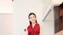 Pemilihan dress merah seperti Chelsea Olivia cocok untuk kamu yang ingin tampil simpel tampil feminin di hari Imlek. [@chelseaoliviaa]