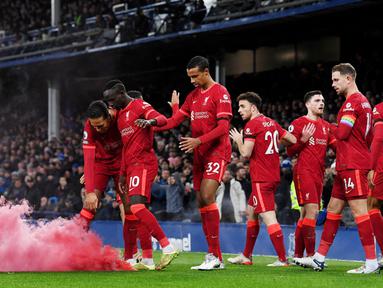Liverpool sukses meraup poin penuh kala bertandang ke markas Everton pada laga Liga Inggris pekan ke-14 di Stadion Goodison Park, Kamis (2/12/2021). (AFP/Paul Ellis)