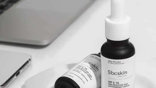 Mengatasi Kulit Kusam dan Tanda Penuaan dengan Serum Vitamin C