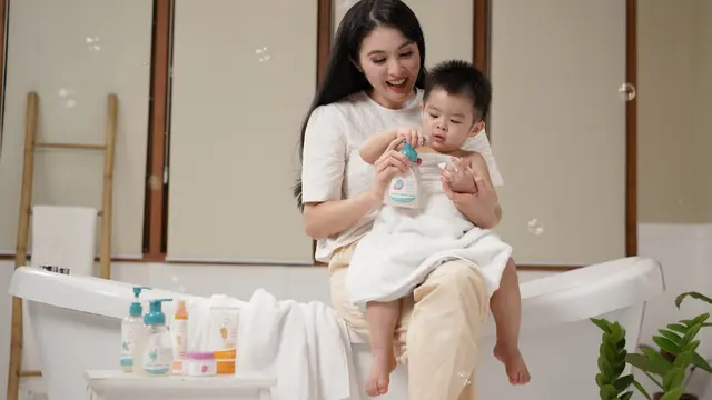 Sandra Dewi Merawat Kulit Sang Buah Hati/dok. Momami