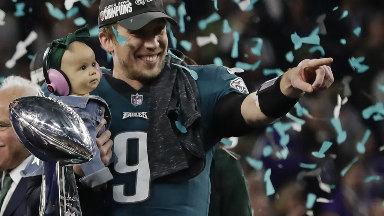 Nick Foles melakukan selebrasi usai membawa Eagles juara Super Bowl LII