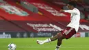 Pemain Arsenal Joe Willock mencetak gol dari titik penalti selama pertandingan putaran keempat Piala Liga antara Liverpool dan Arsenal di Anfield, Liverpool, Inggris, Kamis (1/10/2020). Arsenal mengalahkan Liverpool 5-4 dalam adu penalti. (Peter Byrne/Pool via AP)