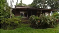 Rumah Lydia Kandou yang terbengkalai 4 tahun. (Sumber: YouTube/BANGKU KOSONG TV)