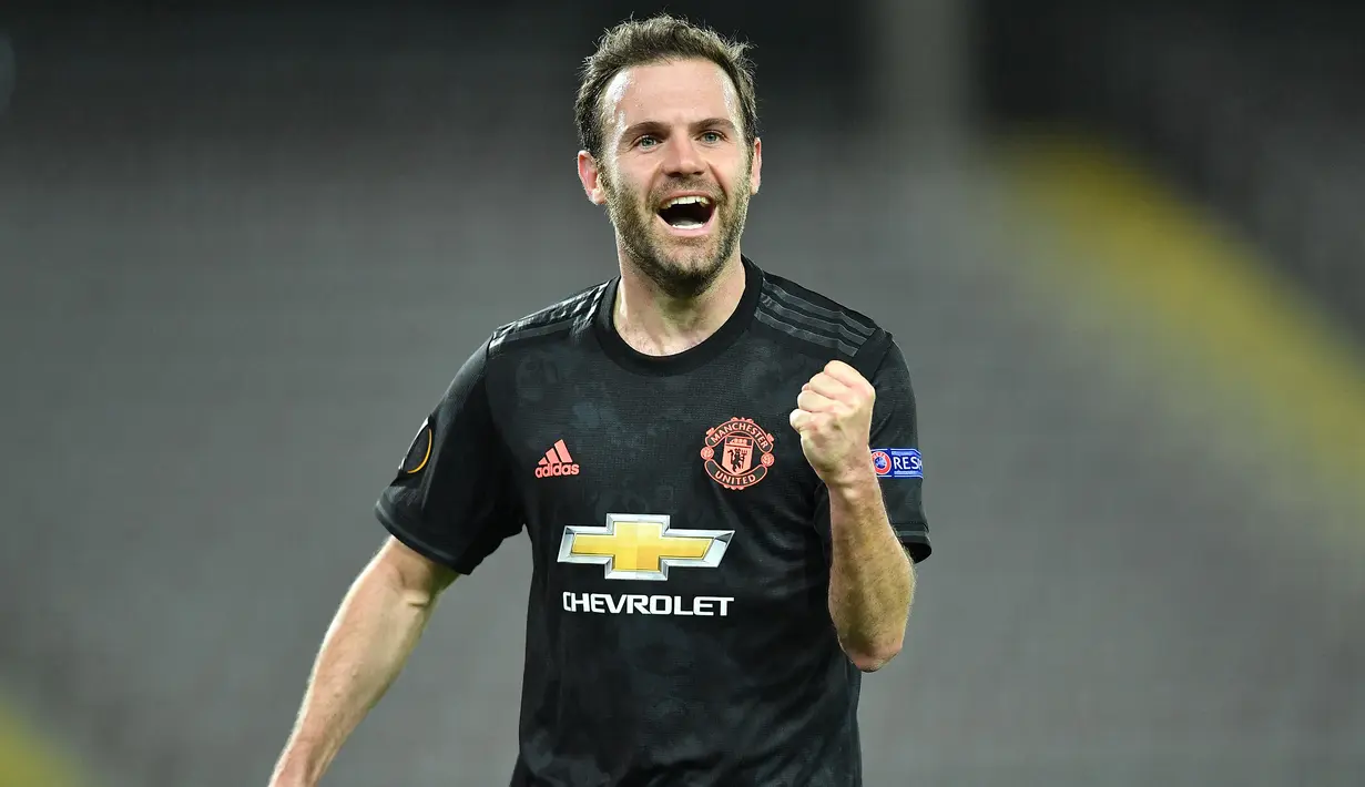 Selebrasi gelandang Manchester United, Juan Mata setelah menjebol gawang LASK pada laga leg pertama babak 16 besar Liga Europa 2019/2020 di Linz, Austria (12/3/2020). Juan Mata yang baru saja didatangkan Galatasaray pada awal musim 2022/2023 setelah hampir 9 musim membela Manchester United ini dilahirkan pada 28 April 1988 di Burgos, Spanyol. Tanggal kelahirannya sama persis dengan hari jadi Bola.com yang kini baru berusia 8 tahun. (AFP/Joe Klamar)
