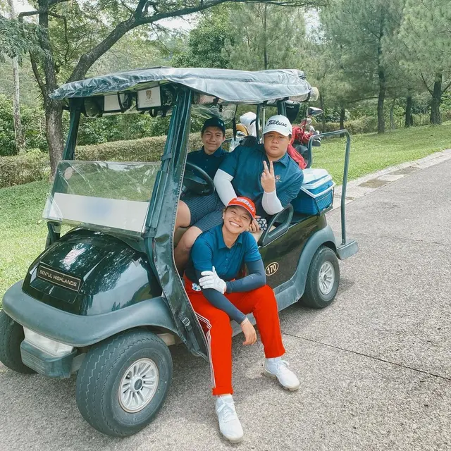 Potret Gaya Sporty Amel Carla Saat Main Golf, Tampil Stylish. (Sumber: Instagram/amelcarla)