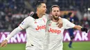 Miralem Pjanic pernah bermain dengan Cristiano Ronaldo kala dirinya direkrut oleh Juventus pada tahun 2016. Pada tahun 2020, dirinya memiliki kesempatan merumput dengan Lionel Messi di Camp Nou, walaupun hanya bertahan satu musim. (Foto: AFP/Tiziana Fabi)