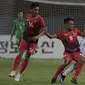 Gelandang Indonesia, Muhammad Hargianto, berebut bola dengan pemain Palestina, Sameh Maraaba, pada laga Asian Games di Stadion Patriot, Jawa Barat, Rabu (15/8/2018). Indonesia takluk 1-2 dari Palestina. (Bola.com/Vitalis Yogi Trisna)