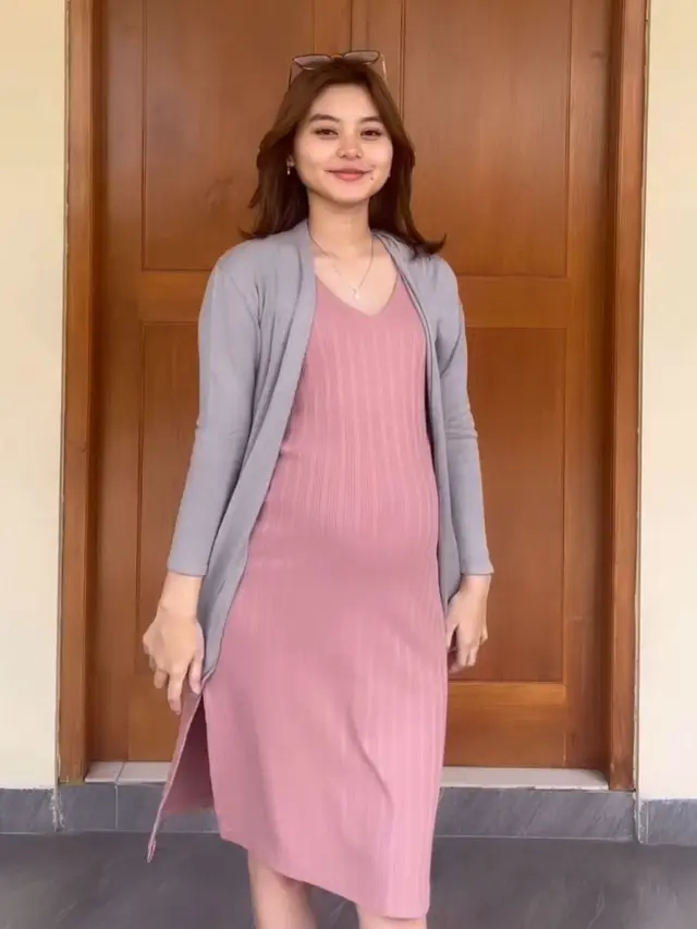 7 Potret Baby Bump Cesen Istri Marshel Widianto yang Kini Makin Besar