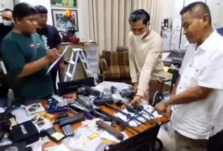 Penemuan sejumlah senjata api dan airsoft gun di salah satu ruangan yayasan sekolah swasta di Jakarta Selatan. (Dok. Antara)