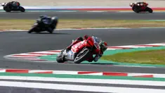 Pembalap MotoGP Francesco Bagnaia melintasi tikungan pada balapan MotoGP Emilia Romagna 2020 di Sirkuit Misano, Misano Adriatico, Italia, Minggu (20/9/2020). Saat memimpin balapan, Bagnaia terjatuh dan tak bisa melanjutkan pertandingan yang tinggal tersisa tujuh lap. (AP Photo/Antonio Calanni)