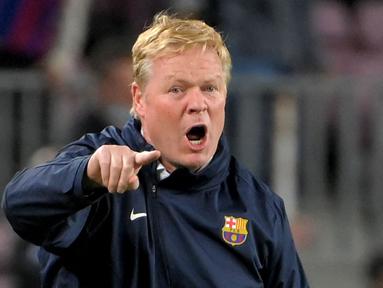 Pertama, Ronald Koeman lebih sering menyalahkan hasil buruk pertandingan adalah kesalahan pemain. Ia bahkan tak segan untuk mencela pemainnya sendiri. (AFP/Lluis Gene)