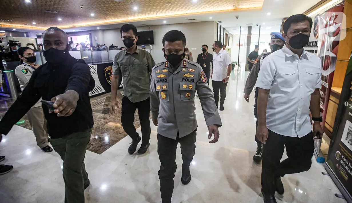 Kadiv Propam Polri nonaktif Irjen Ferdy Sambo memenuhi panggilan tim khusus (timsus) terkait kematian ajudannya, Nofriansyah Yosua Hutabarat atau Brigadir J di Gedung Bareskrim Mabes Polri, Jakarta, Kamis (4/8/2022). Sambo memasuki gedung Bareskrim Polri untuk menjalani pemeriksaan sebagai saksi. (Liputan6.com/Faizal Fanani)