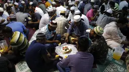 Di Singapura, ratusan warga muslim berkumpul di sebuah masjid untuk melaksanakan ibadah berbuka puasa bersama di hari pertama Ramadan, (29/6/2014). (REUTERS/Edgar Su)