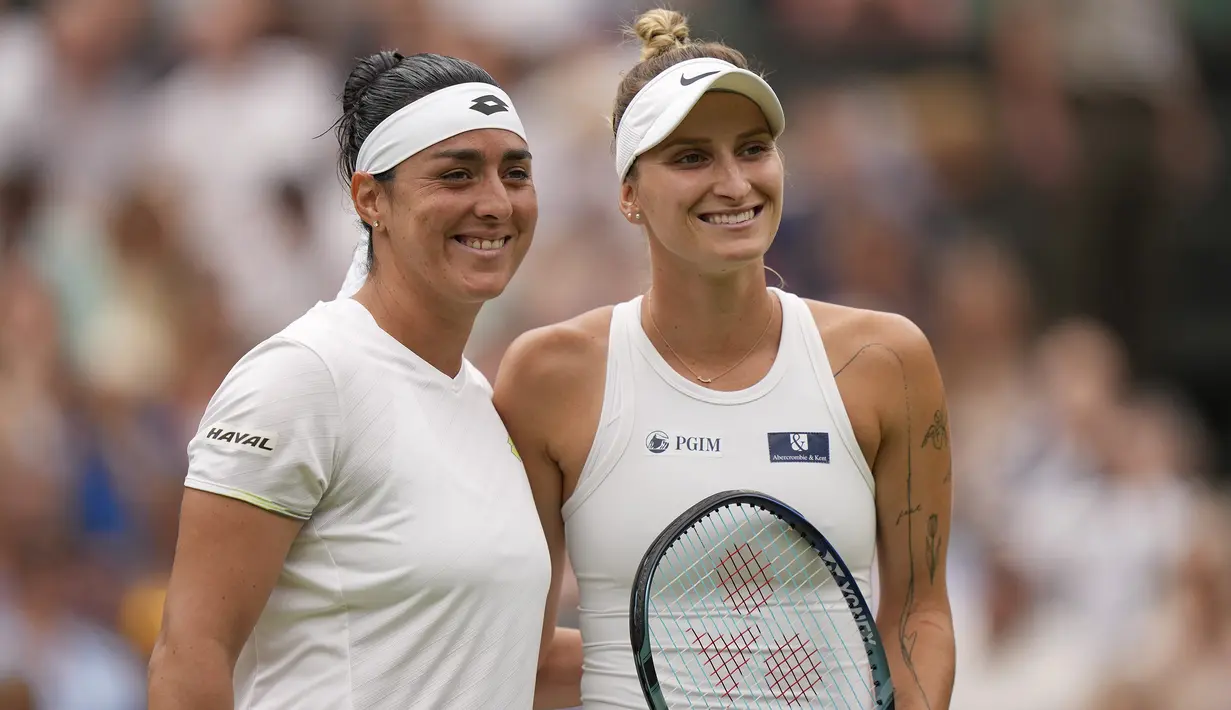 Petenis Republik Ceska, Marketa Vondrousova (kanan) dan petenis Tunisia, Ons Jabeur berfoto bersama sebelum laga final turnamen tenis Wimbledon 2023 di All England Lawn and Tennis Club, London, Sabtu (16/7/2023) malam WIB. (AP Photo/Alberto Pezzali)
