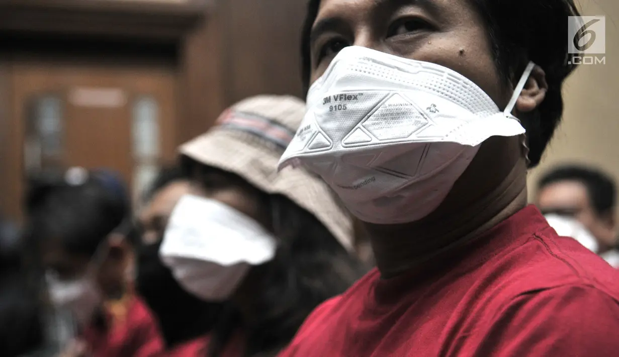 Aktivis Koalisi Inisiatif Bersihkan Udara Koalisi Semesta (Ibu kota) menghadiri sidang perdana gugatan polusi udara di Jakarta di PN Jakarta Pusat, Kamis (1/8/2019). Mereka mengenakan masker dan pakaian kaus berwarna merah bertuliskan "Jakarta vs Polisi Udara". (merdeka.com/Iqbal S Nugroho)