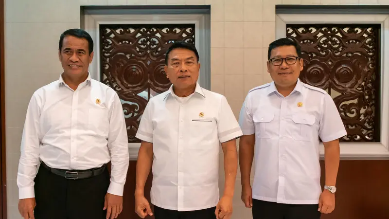 Kepala NFA Arief Prasetyo Adi (kanan) bersama Menteri Pertanian Andi Amran Sulaiman dan Kepala Staf Kepresidenan Jend. TNI (Purn) Moeldoko di Jakarta. (Istimewa)
