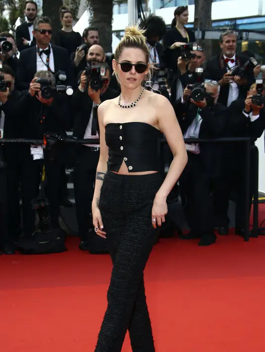 Kristen Stewart berpose untuk fotografer setibanya pada pemutaran perdana film The Innocent di Festival Film Cannes, Prancis, 24 Mei 2022. (Photo by Joel C Ryan/Invision/AP)