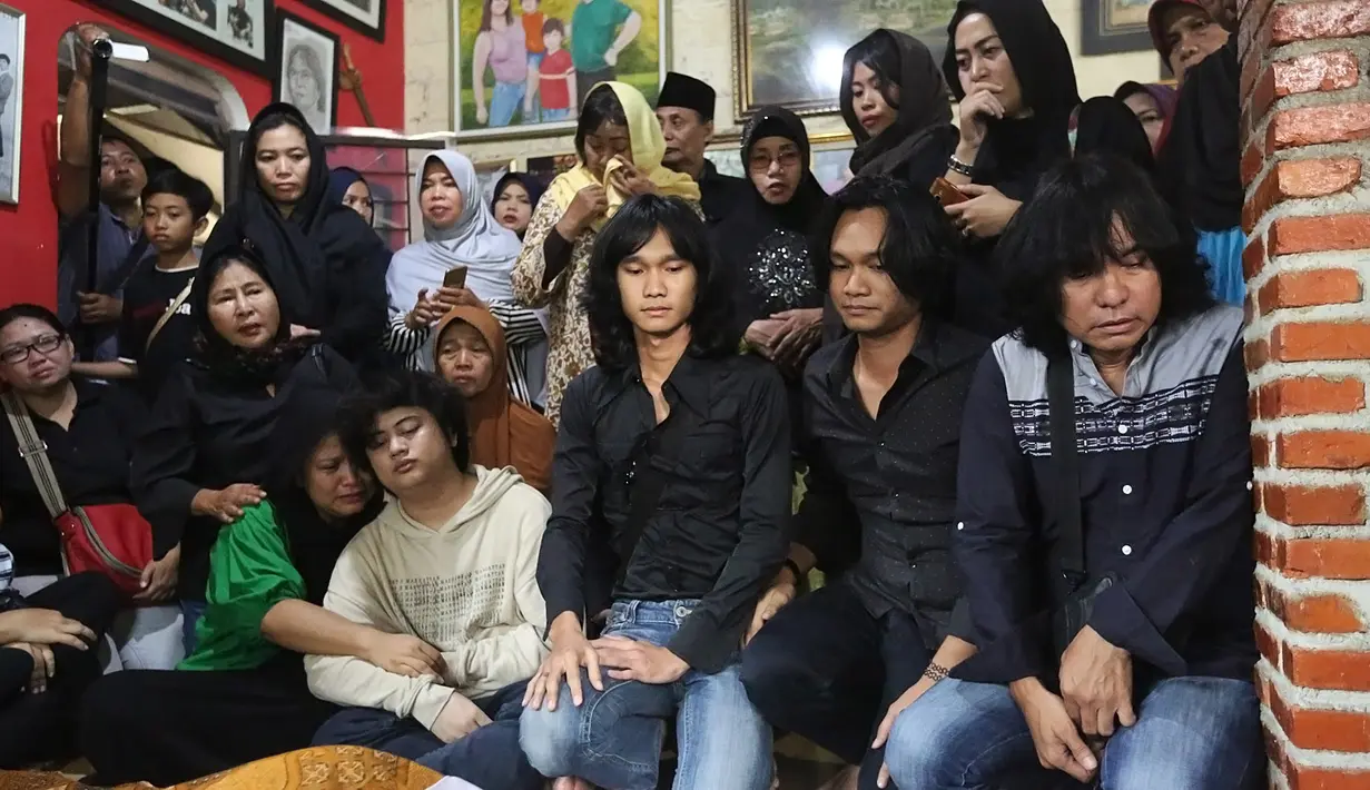 Tempat tinggal Yon dan keluarga penuh dengan para pelayat yang ingin memberikan penghormatan terakhirnya pada Yon. Termasuk anak cucu dan keluarga Koes Plus yang datang melayat. (Bambang E.Ros/Bintang.com)