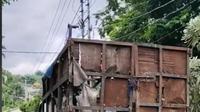 Viral Video Truk Sampah Diduga di Bandar Lampung Bolong di Bagian Belakang dan Samping.&nbsp; foto/video: TikTo @onetime.id1