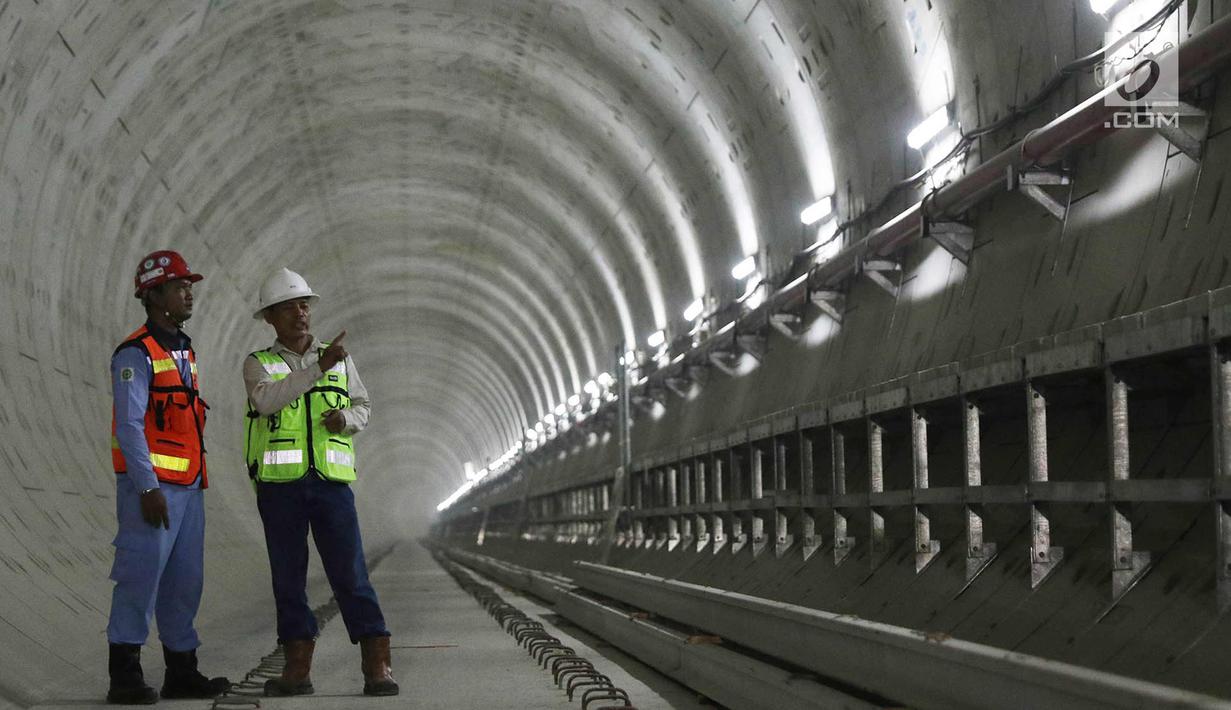 Pekerja berbicang di lokasi pembangunan proyek Mass Rapid Transit (MRT) di Jakarta, Kamis (19/10). Pembangunan MRT fase 1 (Lebak Bulus-Bundaran HI) per September 2017 telah mencapai 80,5 persen. (Liputan6.com/Immanuel Antonius)