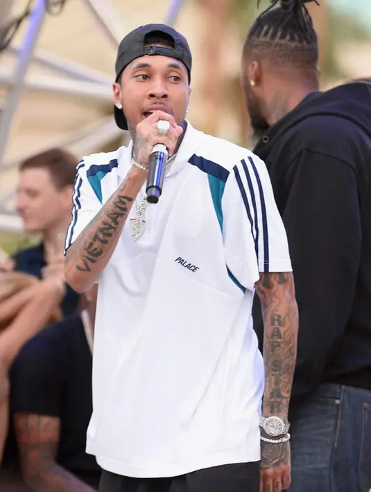 Selanjutnya yang keempat, terungkap pengakuan Tyga terkait dengan kehamilan mantan pacarnya itu. Ia sempat mengunggah potongan berita soal kehamilan itu dan mengatakan bahwa ia adalah ayah dari anak itu. (AFP/Bryan Steffy)