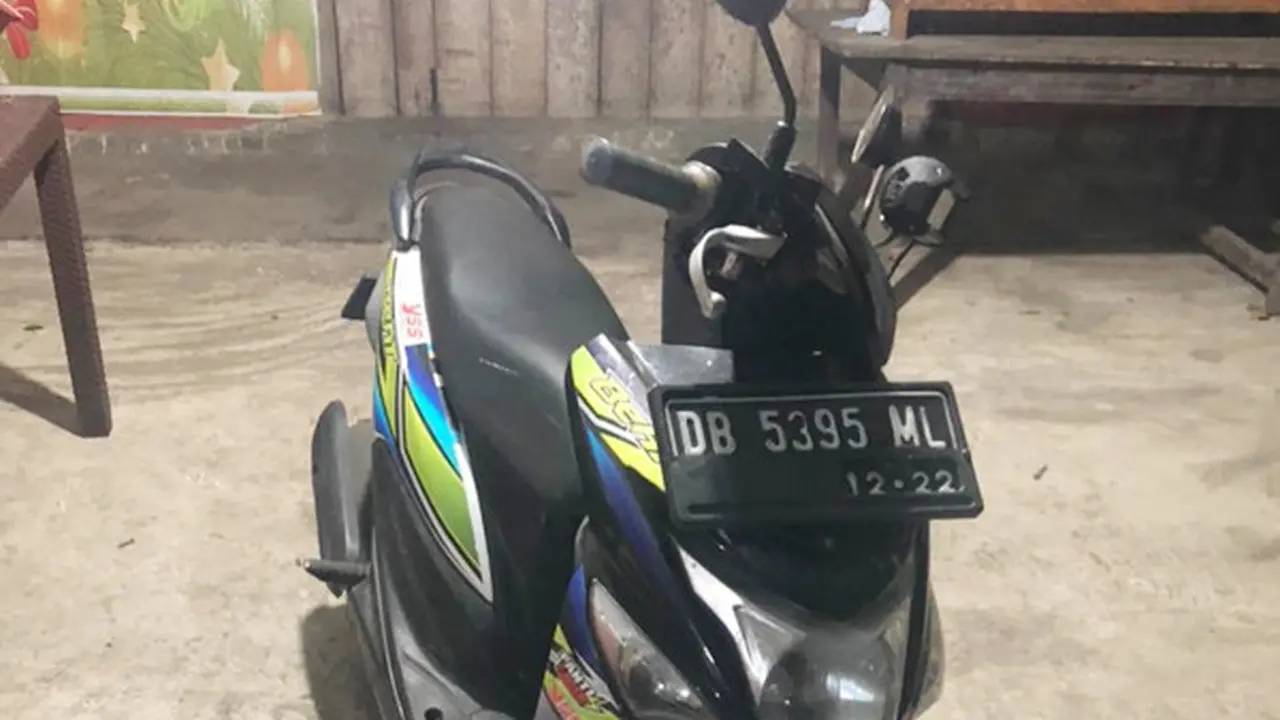 Sepeda motor Honda Beat warna hitam-biru bernomor polisi DB 5395 ML milik Abdul Ryan Hidayat Kibah yang disewa oleh pelaku.