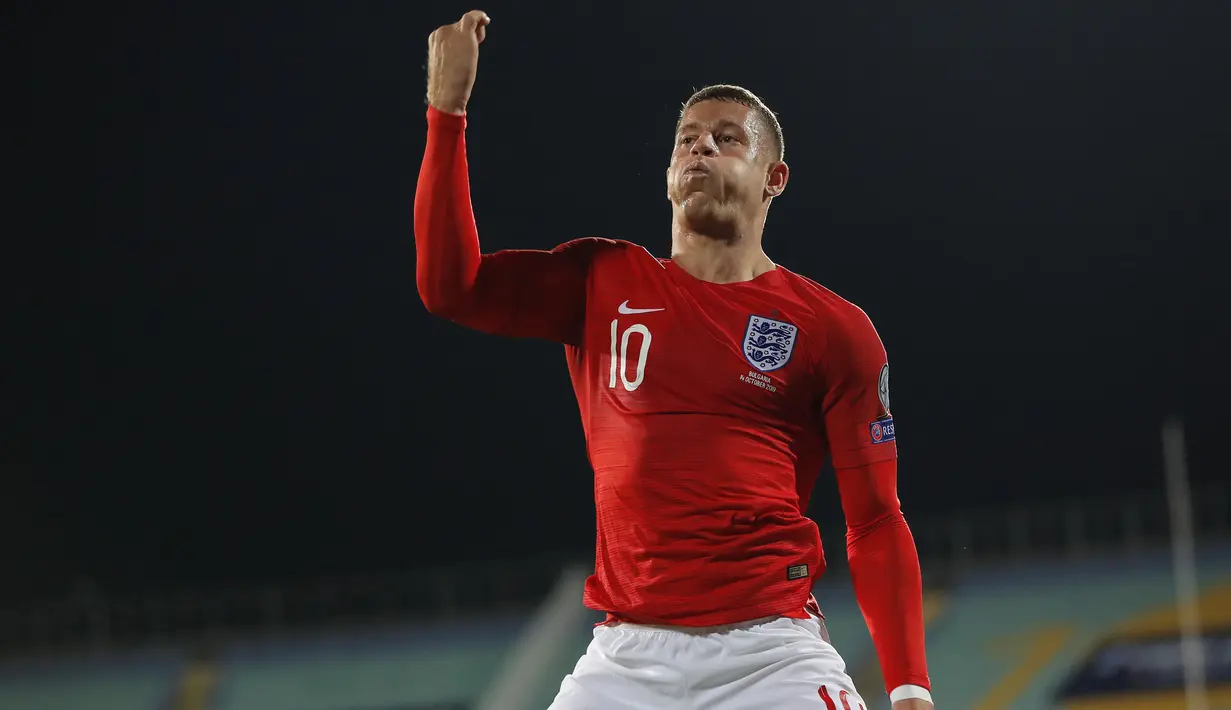 Gelandang Inggris, Ross Barkley berselebrasi usai mencetak gol ke gawang Bulgaria pada pertandingan Grup A Kualifikasi Piala Eropa 2020 di Vasil Levski National Stadium, Sofia (15/10/2019). Barkley mencetak dua gol dan mengantar Inggris menang telak 0-6 atas Bulgaria. (AP Photo/Vadim Ghirda)