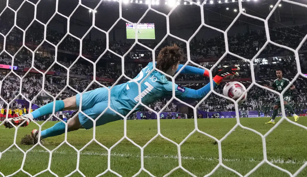 Kiper Timnas Korea Selatan, Jo Hyeon-woo berhasil mementahkan tendangan gelandang Arab Saudi, Abdulrahman Ghareeb saat adu tendangan penalti pada laga babak 16 besar Piala Asia 2023 di Education City Stadium, Al Rayyan, Qatar, Rabu (31/1/2024) dini hari WIB. (AP Photo/Thanassis Stavrakis)