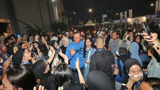 AHY dan Annisa Pohan Dikelilingi Penonton Seusai Menonton Konser Tulus