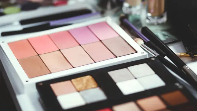 Beauty Focus: Berani Cobain Metallic Eye Look yang Stunning?