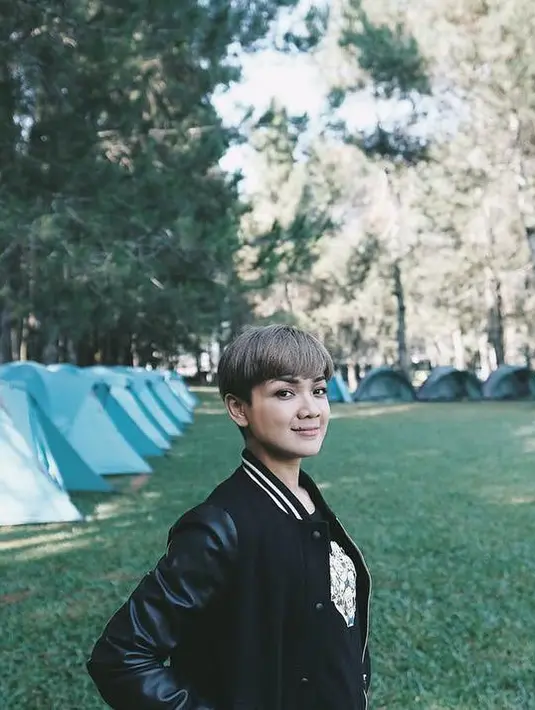 Nirina Zubir pun memiliki gaya rambut Pixie Cut. Gonta-ganti model pun sering dilakukan Nirina, dan terbaru ini nampaknya model rambut Nirina ini juga salah satu tuntutan peran untuknya di film 5 Cowok Jagoan. (Instagram/nirinazubir_)