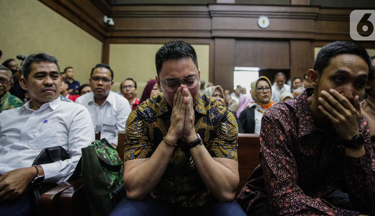 Kerabat dan kolega terdakwa kasus dugaan suap proyek PLTU Riau-1 Sofyan Basir menangis saat pembacaan putusan dalam sidang di di Pengadilan Tipikor, Jakarta, Senin (4/11/2019). Mantan Dirut PT PLN Sofyan Basir divonis bebas karena dinilai tidak terbukti bersalah. (Liputan6.com/Faizal Fanani)