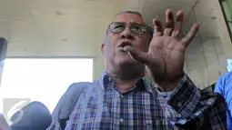 Sapta Nirwandar menjawab pertanyaan wartawan usai menjalani pemeriksaan di KPK, Jakarta, Kamis (25/6/2015). Sapta diperiksa sebagai saksi untuk tersangka Jero Wacik. (Liputan6.com/Helmi Afandi)