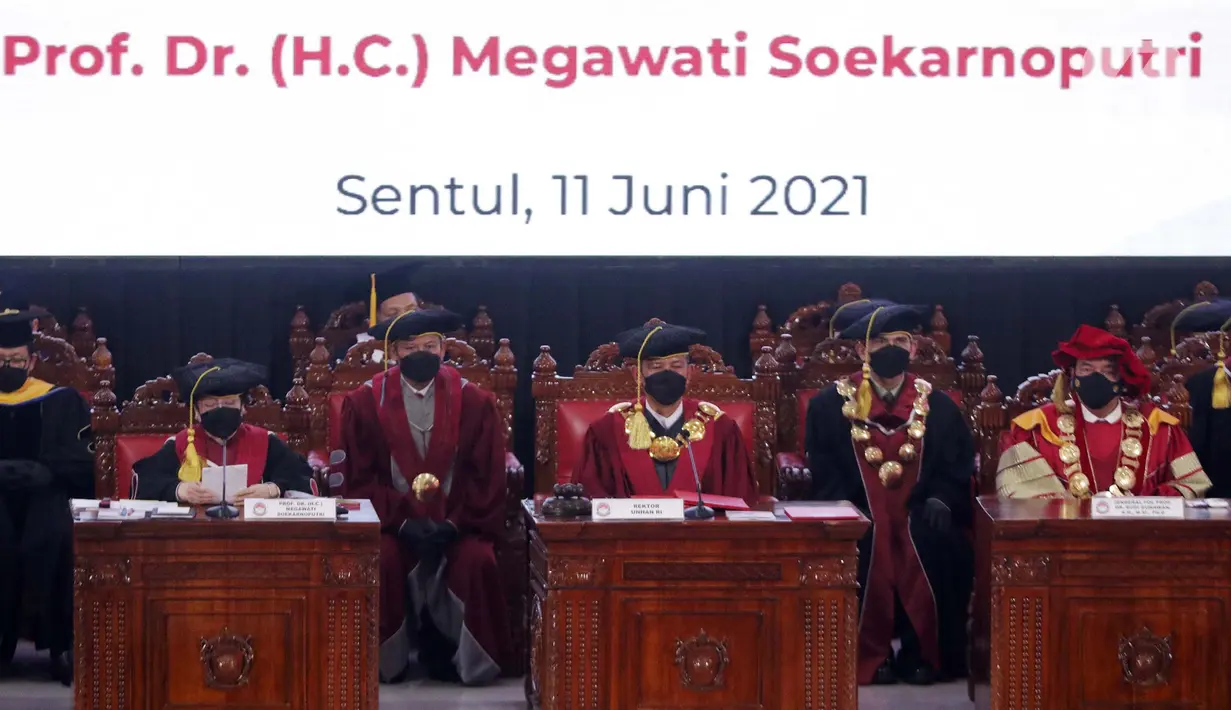 Presiden Republik Indonesia ke-5, Megawati Soekarnoputri (kedua kiri) membacakan orasi ilmiah saat Sidang Senat Terbuka Pengukuhan Guru Besar di Aula Merah Putih Universitas Pertahanan, Sentul, Bogor, Jumat (11/6/2021). Megawati menerima gelar Profesor Kehormatan. (Liputan6.com/Helmi Fithriansyah)