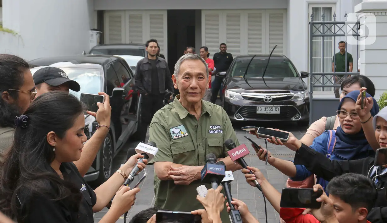 Pertemuan ini semakin menarik perhatian mengingat sebelumnya Jusuf Hamka mengungkapkan akan terus menagih utang negara sebesar Rp800 miliar meskipun presiden berganti. (Liputan6.com/Herman Zakharia)