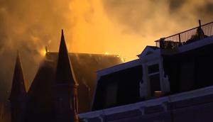 Petugas pemadam kebakaran Belanda berjibaku memadamkan kebakaran yang melalap Gereja Vondel di Amsterdam, Belanda, pada dini hari Tahun Baru. (Dok. Potongan video AP)