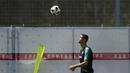 Striker Portugal, Cristiano Ronaldo, saat latihan jelang laga putaran kedua Piala Dunia di Kratovo, Rusia, Selasa (19/6/2018). Portugal akan berhadapan dengan Maroko. (AP/Francisco Seco)