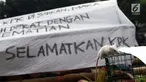 Seekor tikus dibawa mahasiswa yang mengatasnamakan Aliansi Mahasiswa Hukum Indonesia saat berunjuk rasa di depan Gedung KPK, Jakarta, Selasa (17/9/2019). Dalam aksinya mereka menolak revisi UU KPK karena dianggap melemahkan institusi tersebut. (Liputan6.com/Helmi Fithriansyah)
