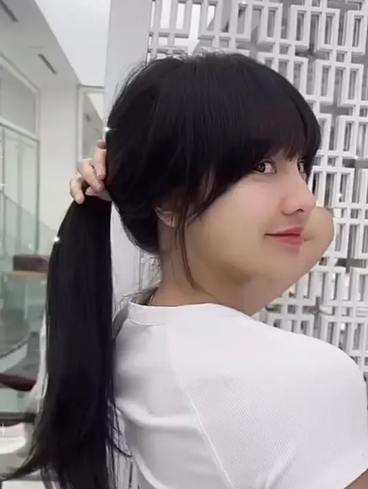 Penampilan baru Anya dengan rambut berponi sontak menjadi sorotan. Tidak sedikit yang memuji penampilannya yang kian imut hingga disebut bak Anime Girl. [@anyageraldine/@rey_nathanael13].