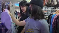 Nikita Willy Ngethrift ke Pasar Senen, Syok Nemu Kemeja yang Tidak Sanggup Dibeli Suaminya