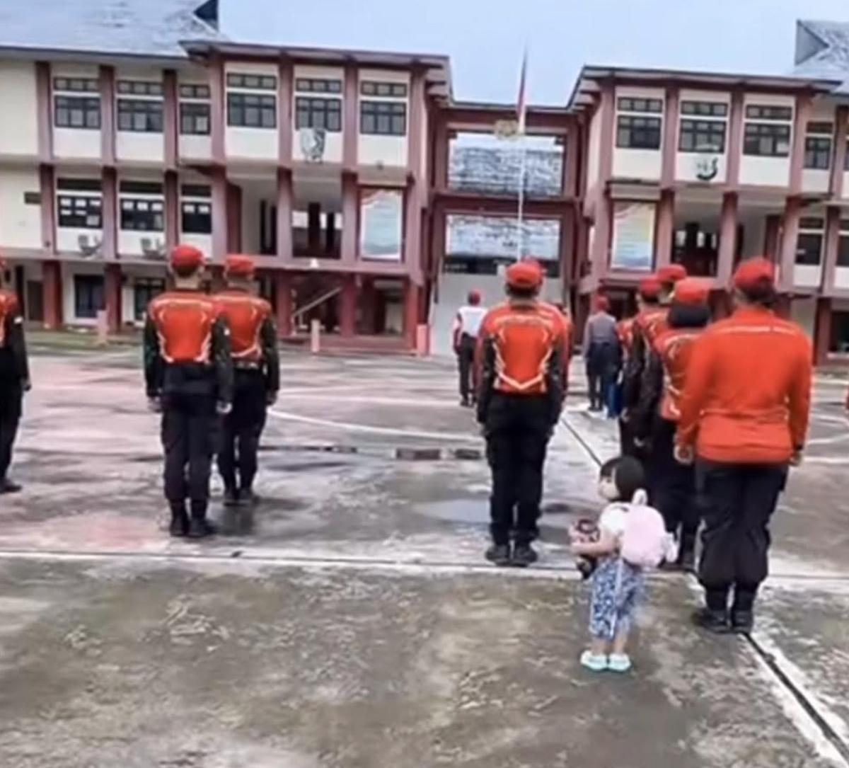 Viral Bocil Ikut Apel Polisi Bawa Camilan, Kelakukannya Bikin Netizen Ngakak