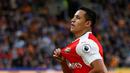 3. Alexis Sanchez. Jersey Alexis Sanchez menjadi jersey Arsenal terlaris yang diburu para penggemar. (Reuters/Russell Cheyne)