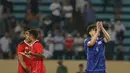 Kelakuan Khemdee tak berhenti, dirinya melakukan selebrasi berlebihan dengan bertepuk tangan dan teriak kegirangan usai Ricky Kambuaya mendapatkan kartu kuning kedua dan kartu merah ketiga bagi timnas Indonesia U-23. (Bola.com/Ikhwan Yanuar)