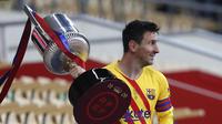 Bintang Barcelona Lionel Messi memegang trofi setelah memenangkan final Copa del Rey Spanyol 2021 melawan Athletic Bilbao di stadion La Cartuja di Seville, Spanyol, Sabtu 17 April 2021. (AP Photo / Angel Fernandez)