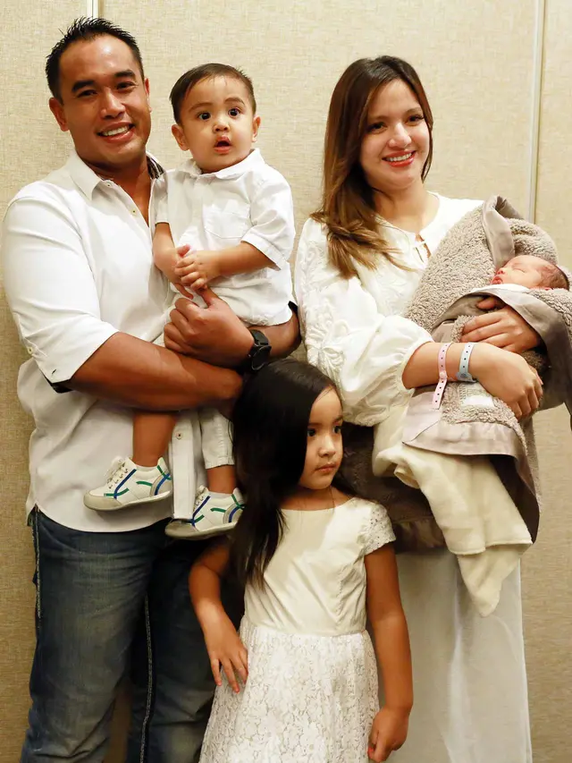 [Bintang] Nia Ramadhani dan Ardie Bakrie Prescon Lahiran