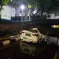 Pohon mahoni tumbang dan menimpa mobil yang parkir di kawasan Menteng, Jakarta Pusat, Senin 21 September 2020. (Twitter @TMCPoldaMetro)