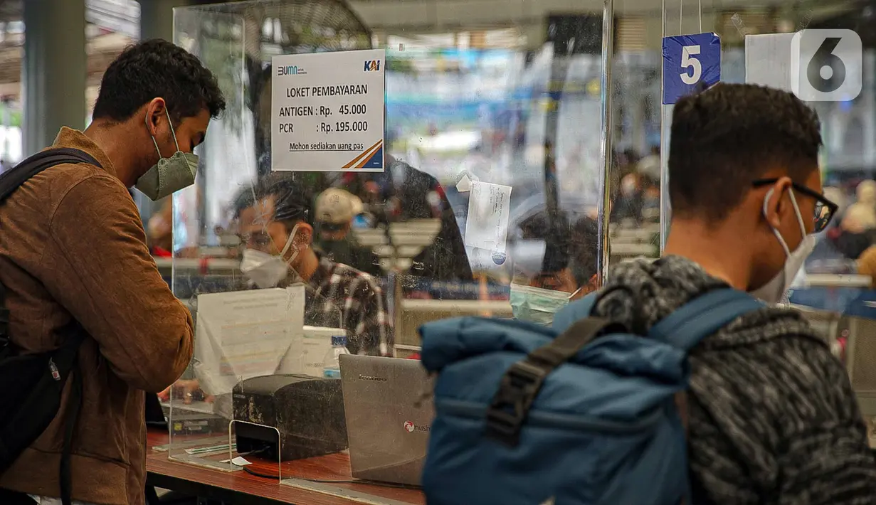 Calon penumpang melakukan pembayaran tes swab PCR di Stasiun Pasar Senen, Jakarta, Jumat (24/12/2021). PT Kereta Api Indonesia (Persero) menghadirkan layanan tes PCR seharga Rp 195.000 di sejumlah stasiun selama periode Natal dan Tahun Baru mulai 23 Desember 2021. (Liputan6.com/Faizal Fanani)