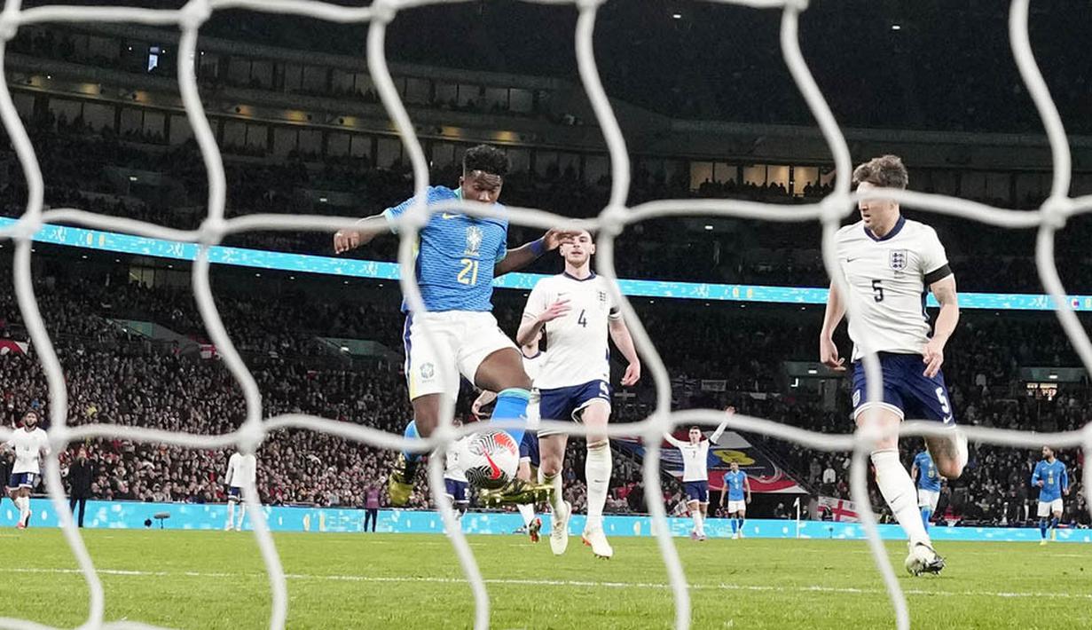 Pemain Brasil, Endrick, mencetak gol ke gawang Inggris dalam laga persahabatan di Stadion Wembley, Minggu (24/3/2024). (AP Photo/Alastair Grant)